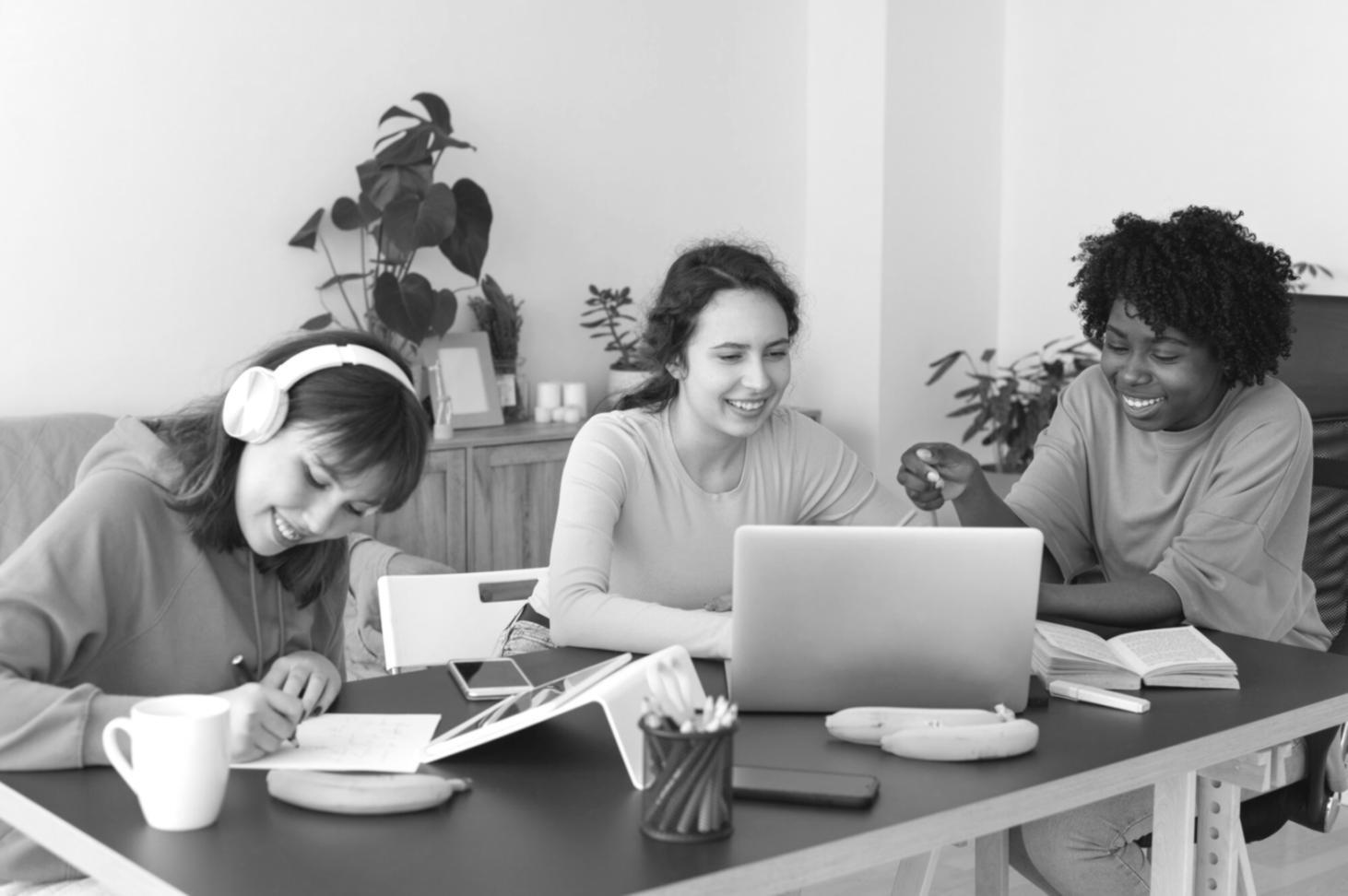 Студенти вивчають карту туристичних маршрутів України