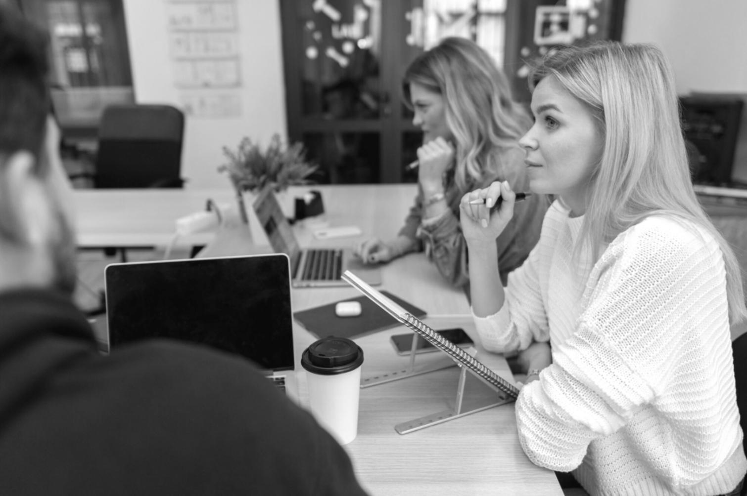 Інструктор демонструє туристичні локації на інтерактивній мапі